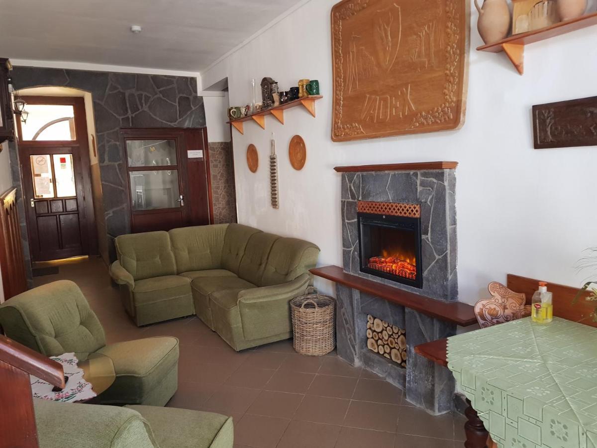 Leganyi Apartmanhaz Eger Exteriör bild